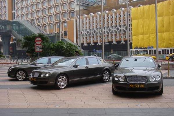 赌场门口停三辆宾利，保安专门看车，什么样的人才能免费乘坐？