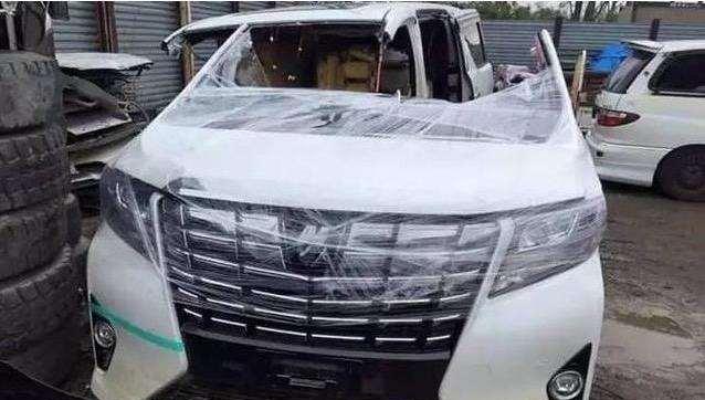 组装厂巧遇切割车, 丰田埃尔法仅售15万, 这车你敢买吗?