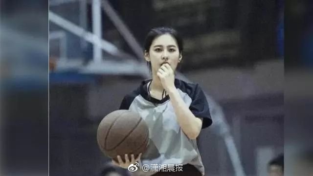 湖南最美女裁判走红,神似蔡徐坤与黄圣依