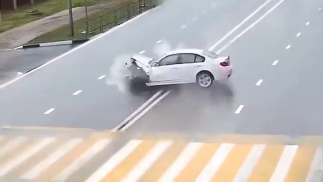 这些汽车为什么会飞起来？谁能帮我解释一下！