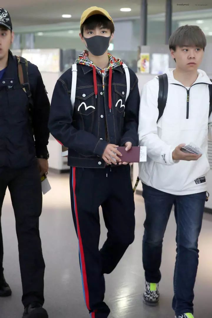 王俊凯助理和王俊凯穿一样的鞋子,粉丝:员工福利这么好吗