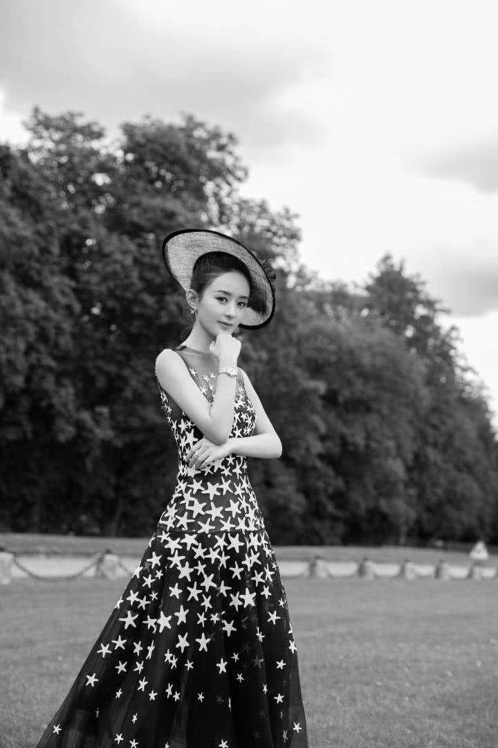 赵丽颖与时尚绝缘体告别,瘦出新高度,一张照片