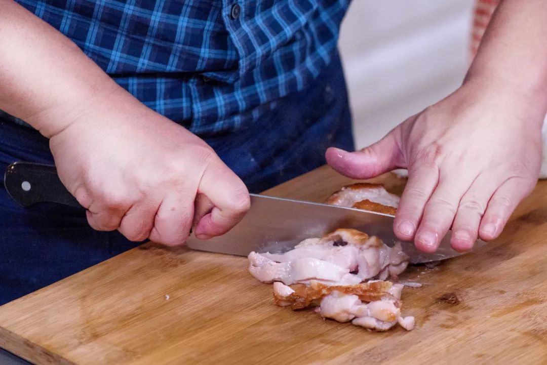 【9】切鸡肉 将煎好的鸡肉取出切块并盛盘.