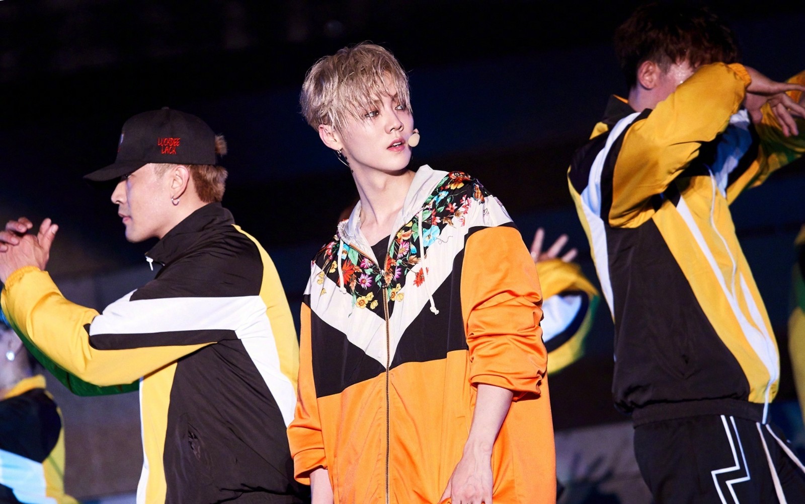 鹿晗演唱会造型百变青春潇洒帅气复古文艺切换