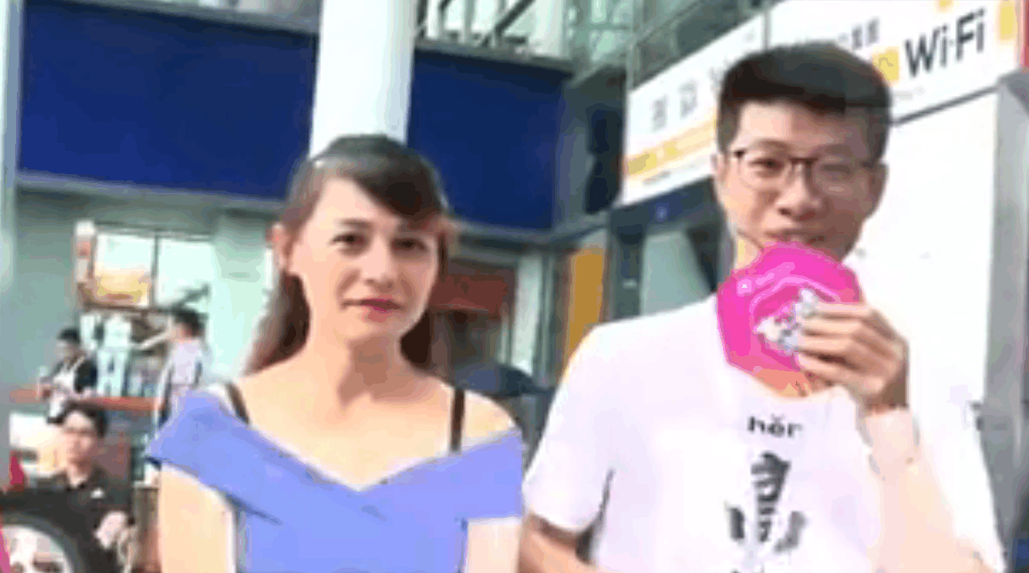 厉害了! 马自达CX-4为了提高销量, 现场量美女大长腿