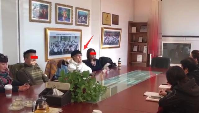 前央视主持王宁近照苍老不少，接受采访曝金龟子的家庭地位