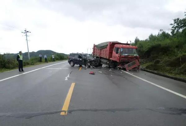哈弗SUV撞上大货车, 结果两车都悲剧了