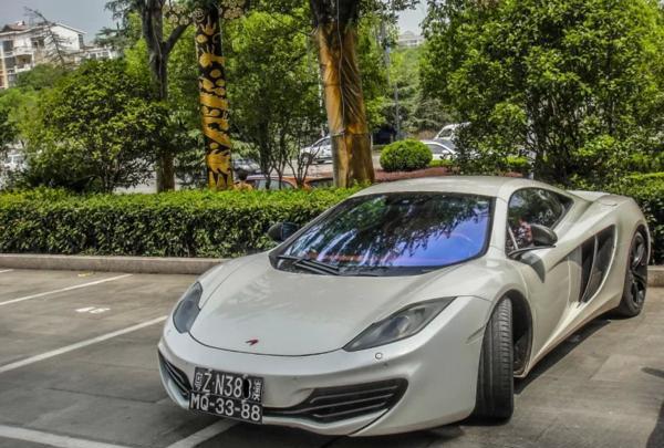 400万豪车乱停车, 同时占用两个停车位, 车牌太霸气!