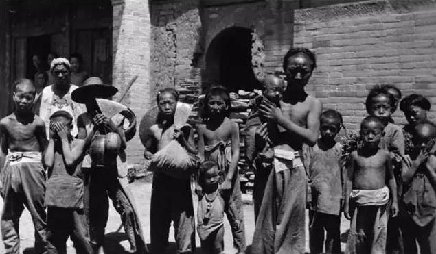 清朝真实老照片:八旗子弟抽烟喝茶,最后一张满