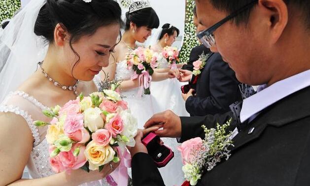 得知我怀孕婆婆突然不给彩礼,婚礼那天,我让她