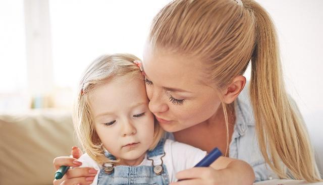 一岁多的宝宝在托儿所咬人,被爸爸打得屁股开