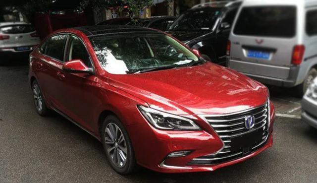 又一国产轿车颜值帝诞生, 外观比朗逸好看十倍, 油耗比博瑞低2L