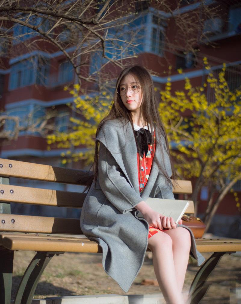 戴眼镜的美女校花搭配红色小领短裙 穿出娇羞可爱小