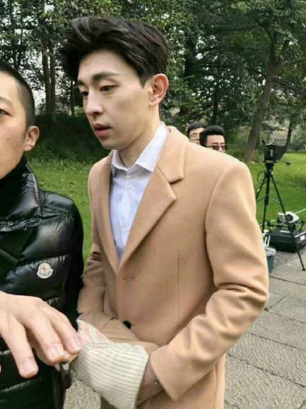 网友偶遇迪丽热巴邓伦杭州拍戏 寒风瑟瑟中两
