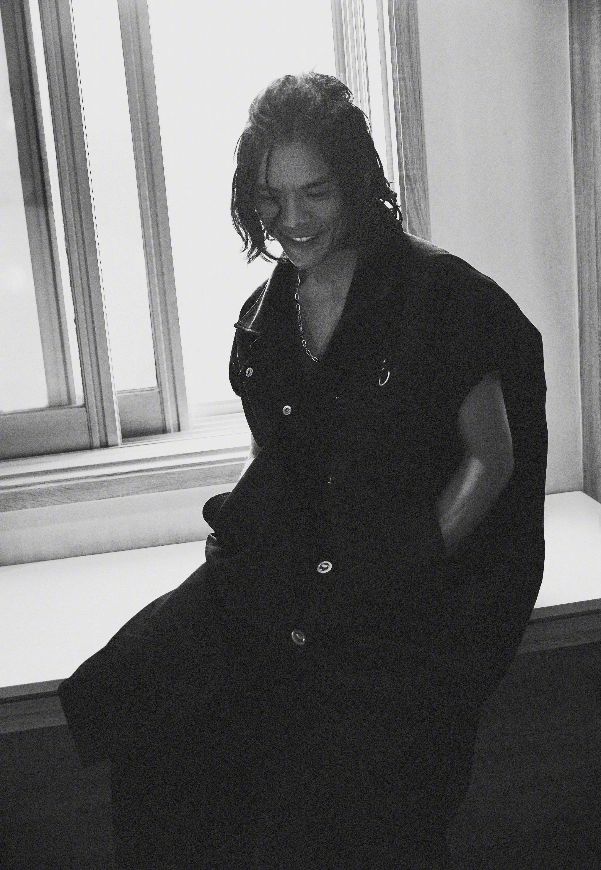 显赫家世和美好肉体之外 向佐靠什么走红?