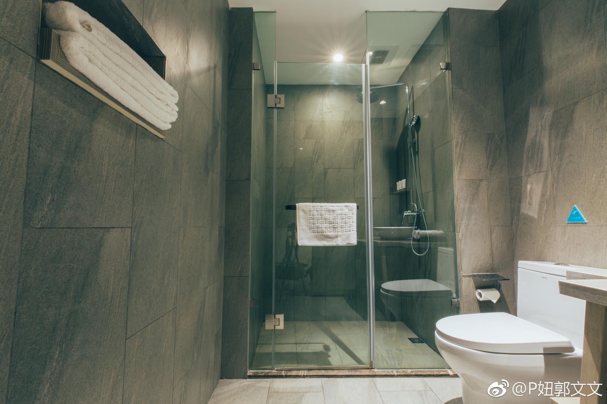 入住青岛扉缦酒店,如家旗下的高端品牌,房间宽