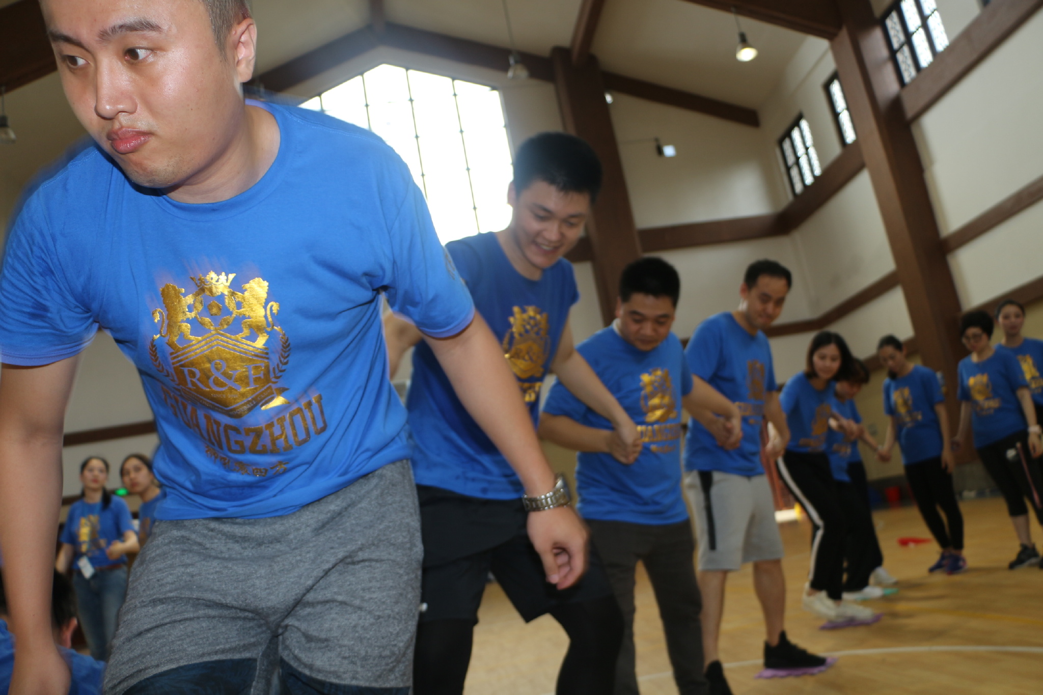 足球俱乐部的工作人员是怎么团建的呢