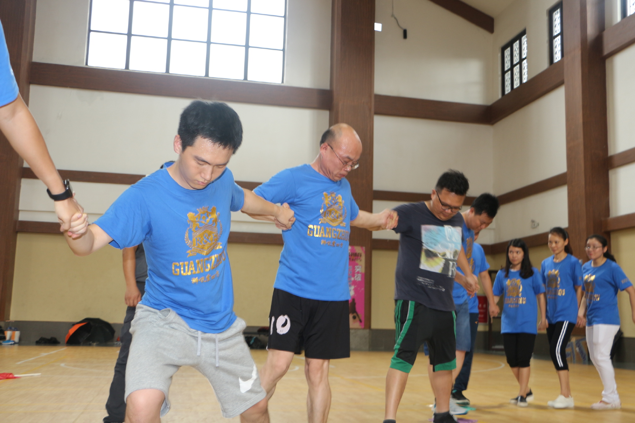 足球俱乐部的工作人员是怎么团建的呢