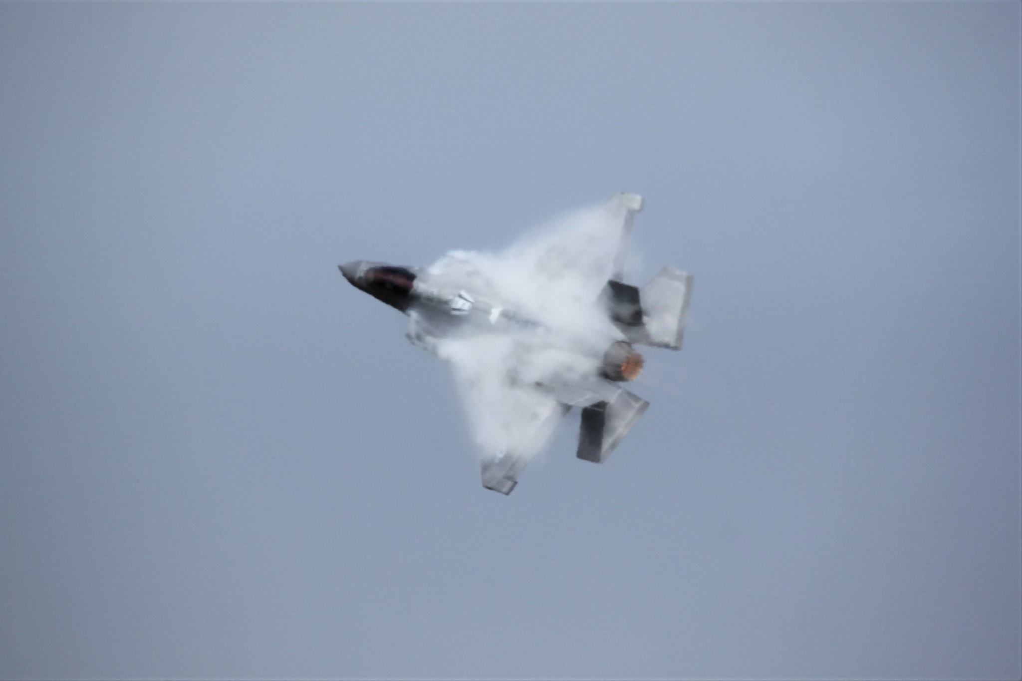 上周末,在美国沃斯堡联盟航空展上表演的肥电