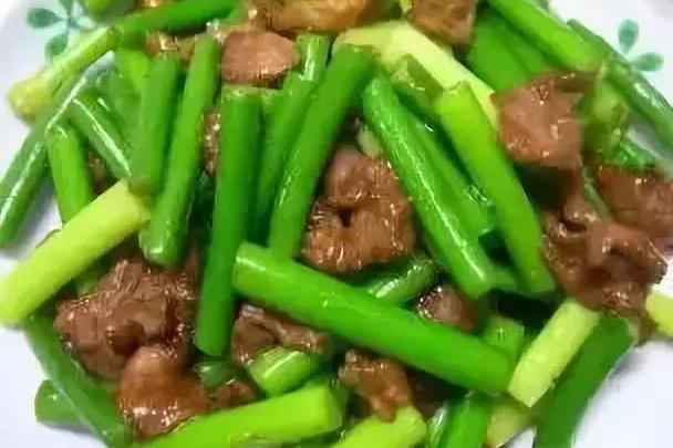 1.豆干,青椒,肉都切片.肉丝用生抽,料酒,少许淀粉腌制.