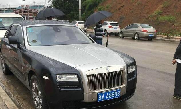 她, 70岁, 70亿, 座驾劳斯莱斯, 车牌AA8888, 人人爱戴