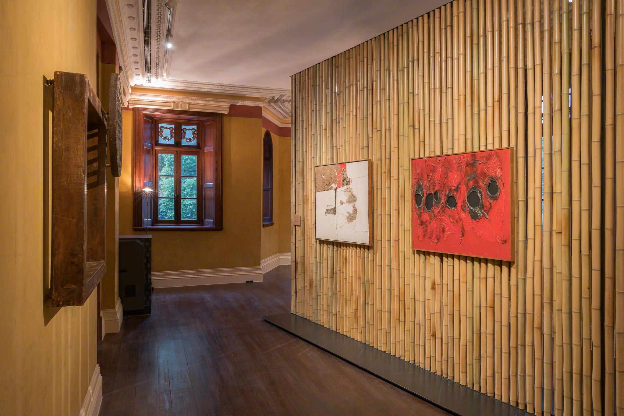 身着Prada2018早秋系列女装登上《安邸AD》