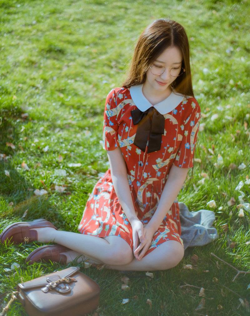 戴眼镜的美女校花搭配红色小领短裙 穿出娇羞可爱小