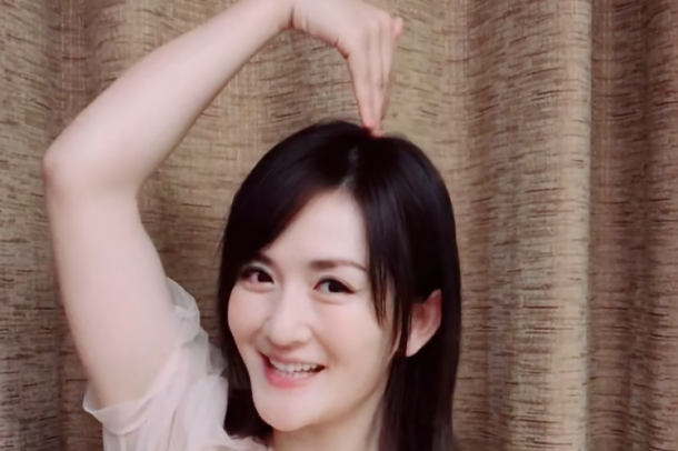 短视频一姐谢娜在家录视频为自己打歌,双胞胎