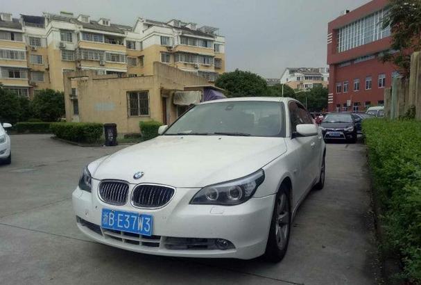 落地价70万的宝马530i，现15万，美女车主抱怨车子没人要