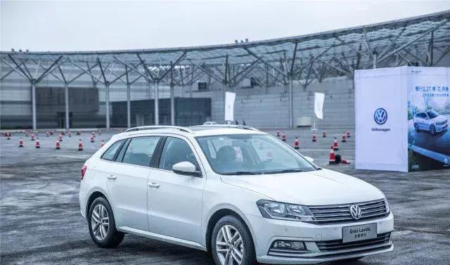 大巴车“抛锚”，1.2T的朗行竟能轻松拖走