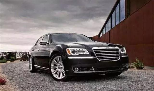 车长4.9米, 3.6L动力配9AT, 轴距两米七多, 海外只卖16万