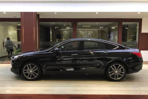 红旗H5到店，气场碾压君越雅阁，车尾的汉字标让人震撼，才15万