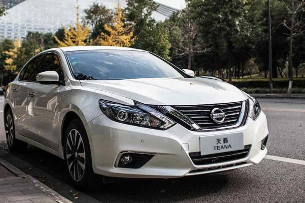 天籁和速腾相撞，天籁车主下车后一脸懵