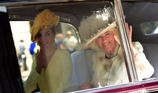 45岁西班牙王后绝美访英成焦点! 凯特王妃深V