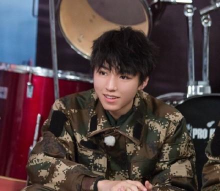 出道5年王俊凯首次删合作方微博,高能少年团让