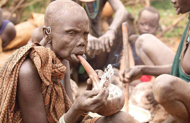 非洲唇盘族,女人嘴上盘最大19.5厘米,这样怎么吃饭?