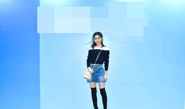 章泽天穿超短裙现身为老公站台 身材性感秀美