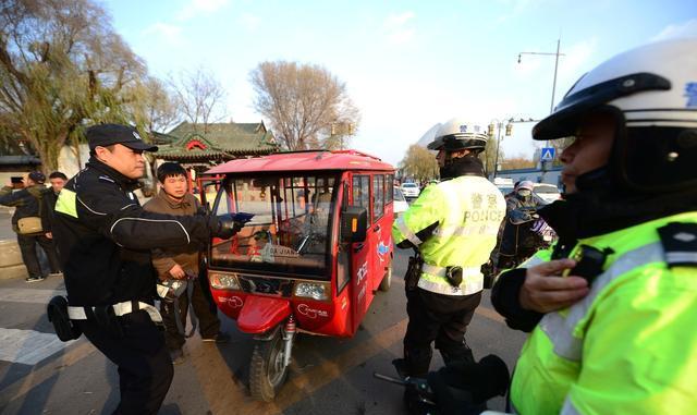 未来交警根据这三条, 查扣你的新能源代步车有