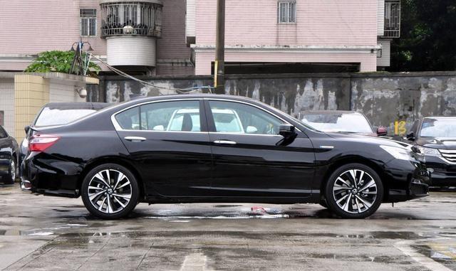 这台日系车让德国车丢尽了脸, 一箱油极限跑1980公里, 逼死国产车