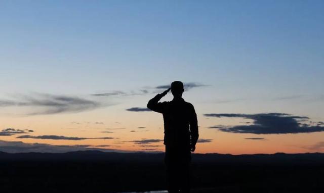 今天的军礼,献给军嫂