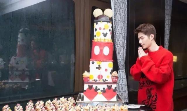 陈学冬什么时候和何炅一个待遇了?一个生日会