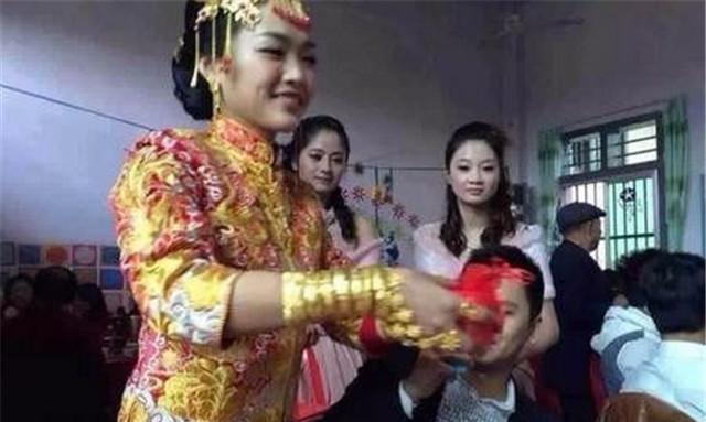 福建一位白富美结婚, 送男方5辆卡车, 还送一辆400万的豪车!