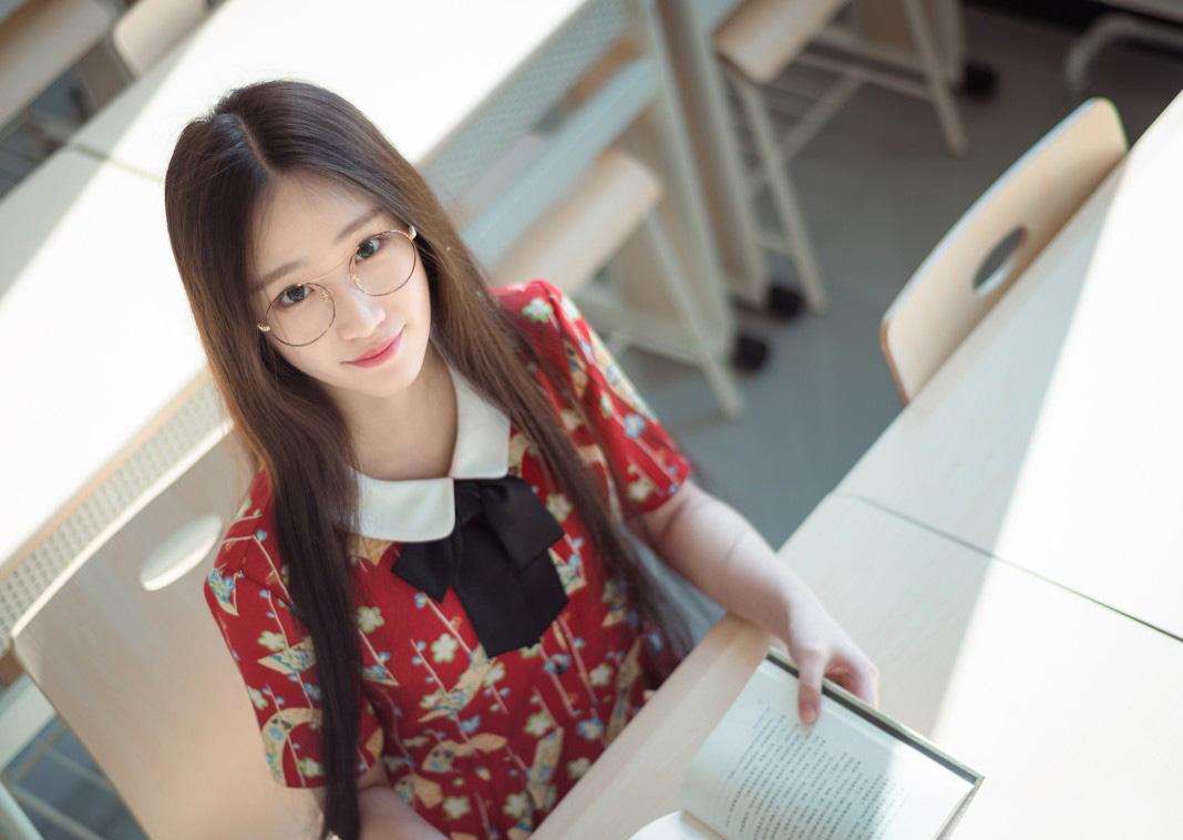 戴眼镜的美女校花搭配红色小领短裙 穿出娇羞可爱小