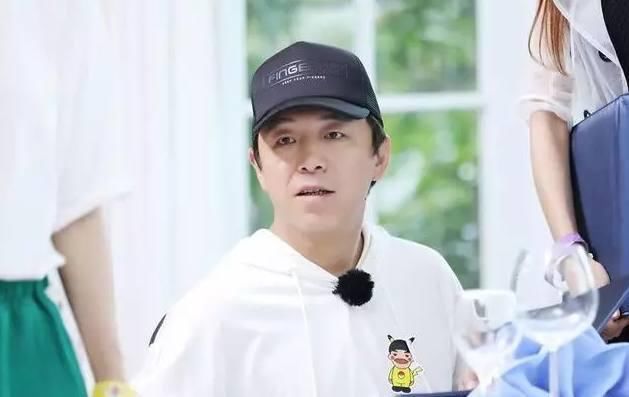 林志玲教黄渤做瑜伽,女神弯腰时,黄渤的行为让