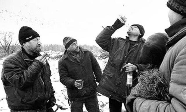 国家地广人稀,男多女少人口不及中国1\/10,女孩