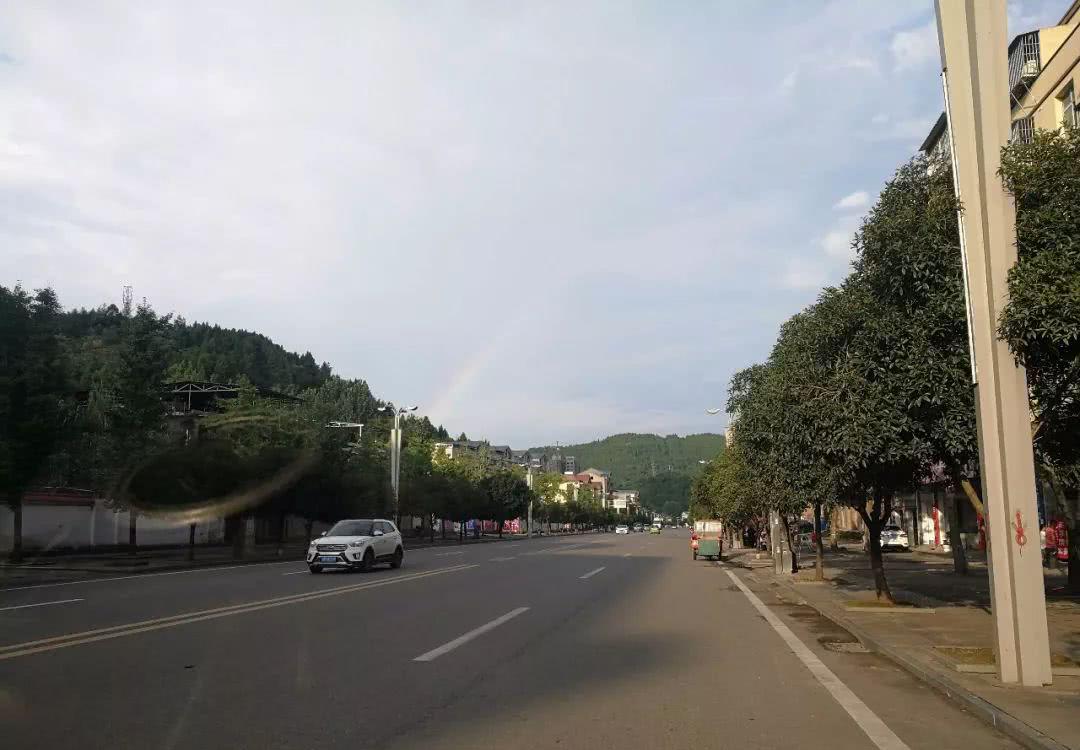 昨天下午,西充天空出现的美丽景像,可能