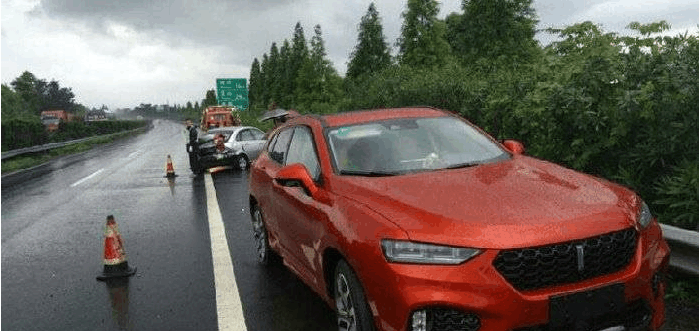 长城VV7S高速首撞, 大家想对这位女司机说点什么?