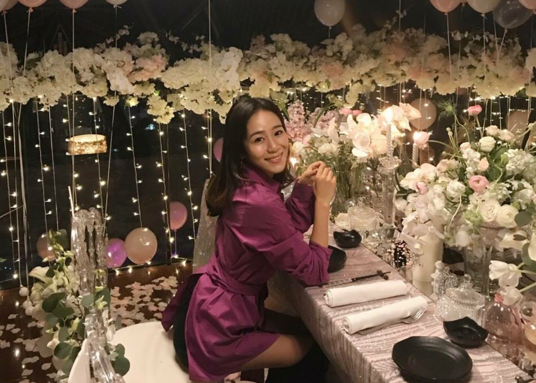 深圳佳兆业球员徐亮的妻子,近日晒出他们结婚