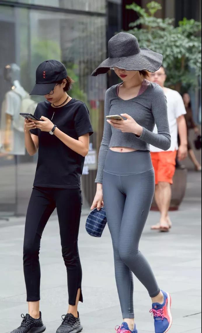 街拍: 穿紧身裤的美女一般身材都不会差! 网友: 自寻