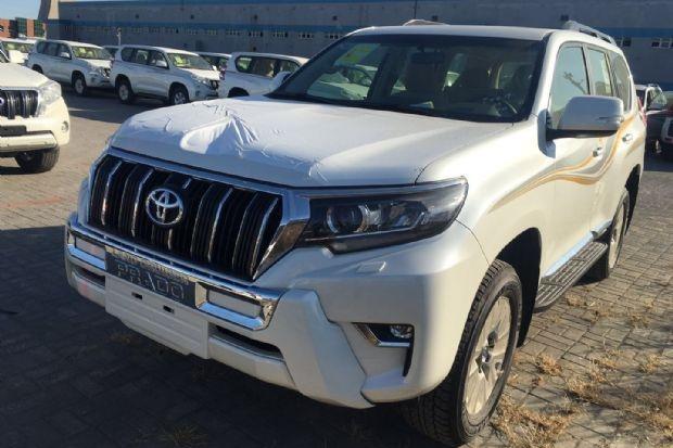 18款丰田霸道4000大灯晶莹剔透闪烁发出无线光芒